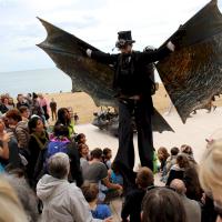 A la plage ou à la ville, du théatre de rue pour tous