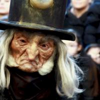 Théâtre masqué dans la rue